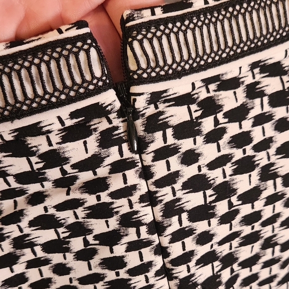NWOT- White House Black Market Geometric/Tribal Print Pencil Skirt - Picture 4 of 8